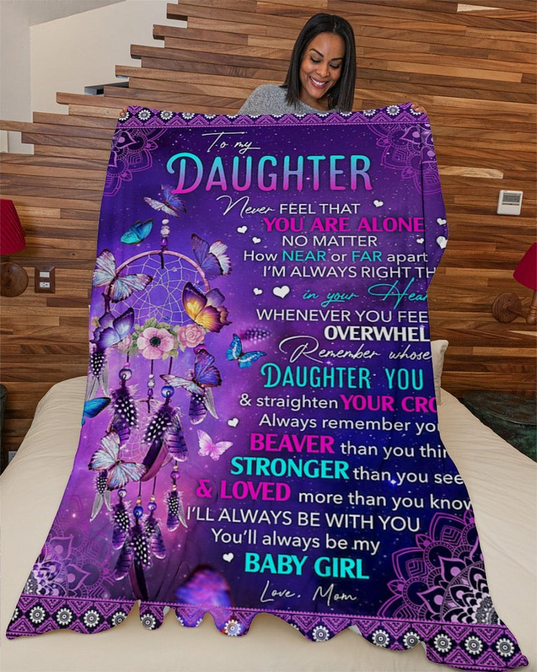 Never Feel That U Are Alone Mom To Daughter Fleece Blanket | Gift For Daughter