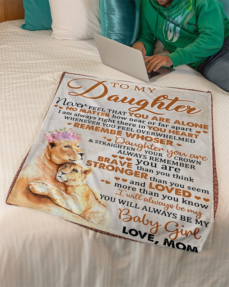 Never Feel That U Are Alone Wolf Mom To Daughter Fleece Blanket | Gift For Daughter